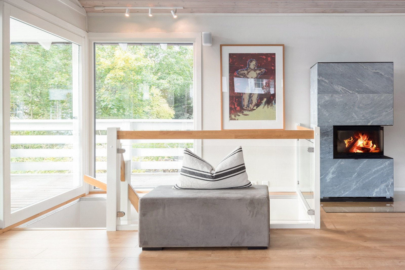 Detalj mot peisen Galleribilde