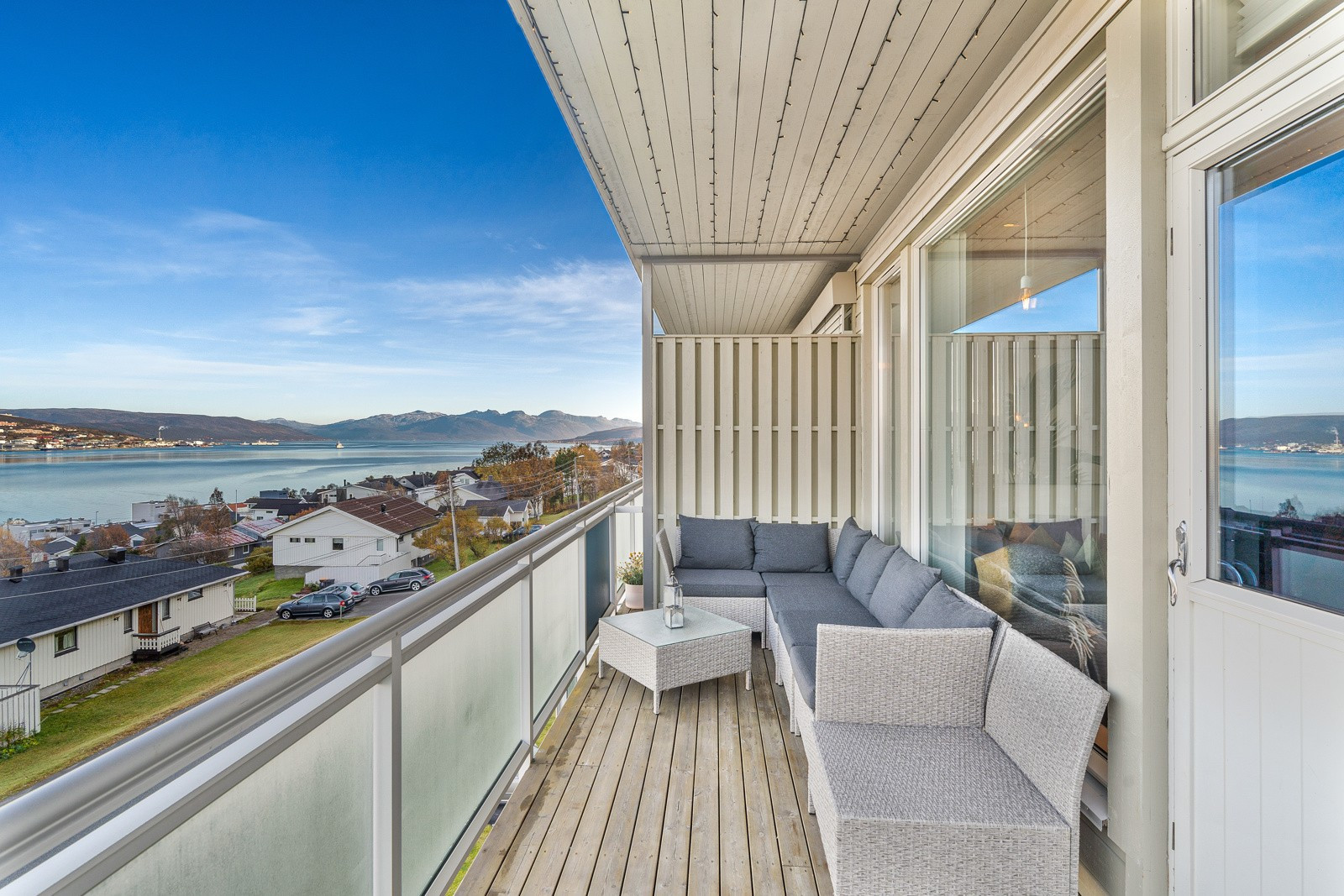 Her kan man nyte varme sommerdager og en nydelig utsikt over sundet mot Tromsøya