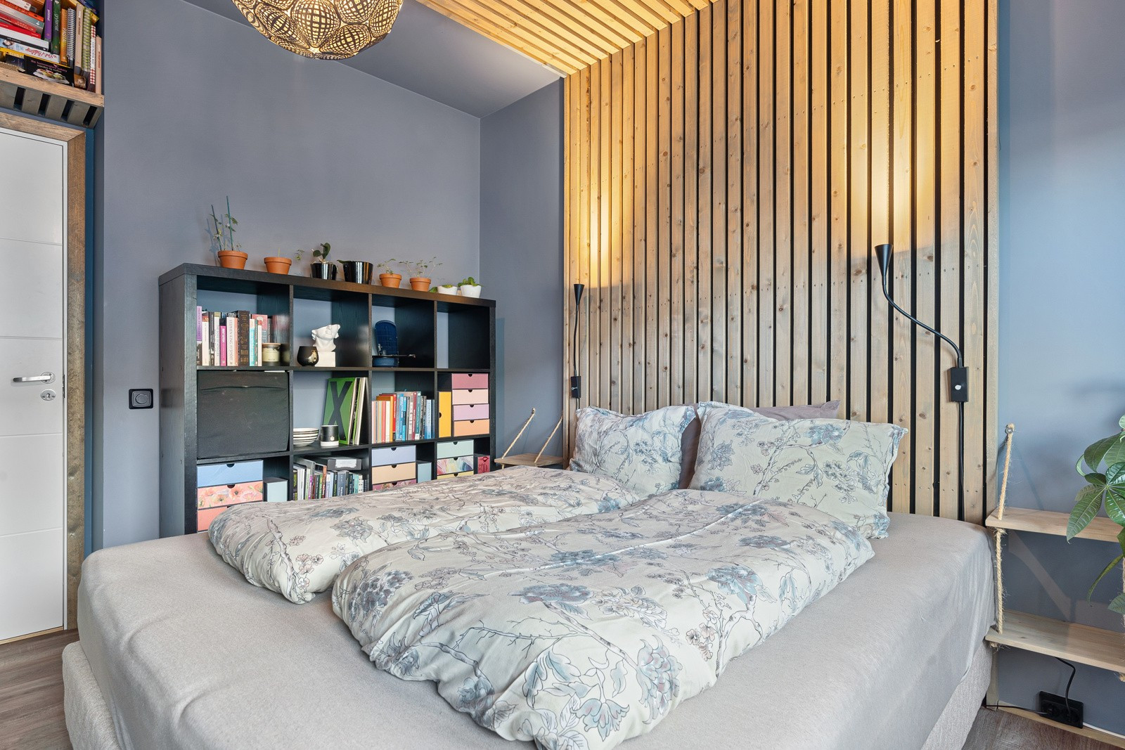 Soverommet har et moderne inntrykk med spiler som sengegavl