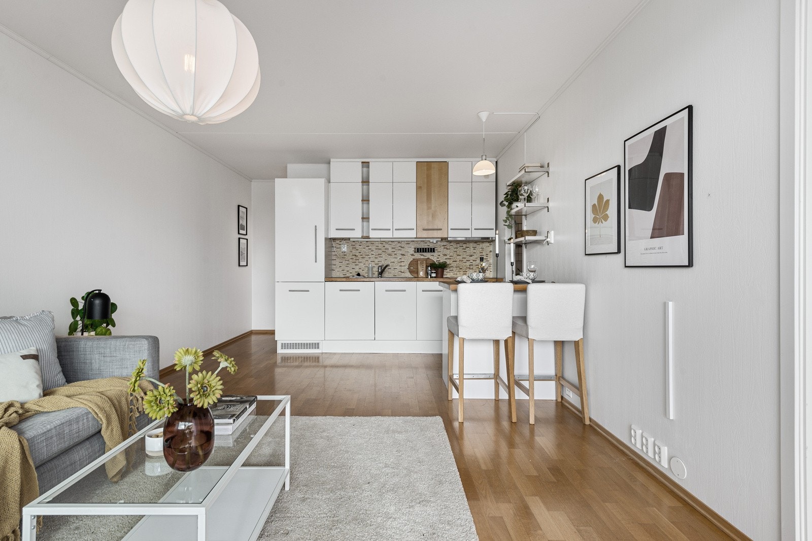 Kjøkkeninnredningen er praktisk innredet med takhøye skap og en barløsning som et skille mot stuen. Galleribilde