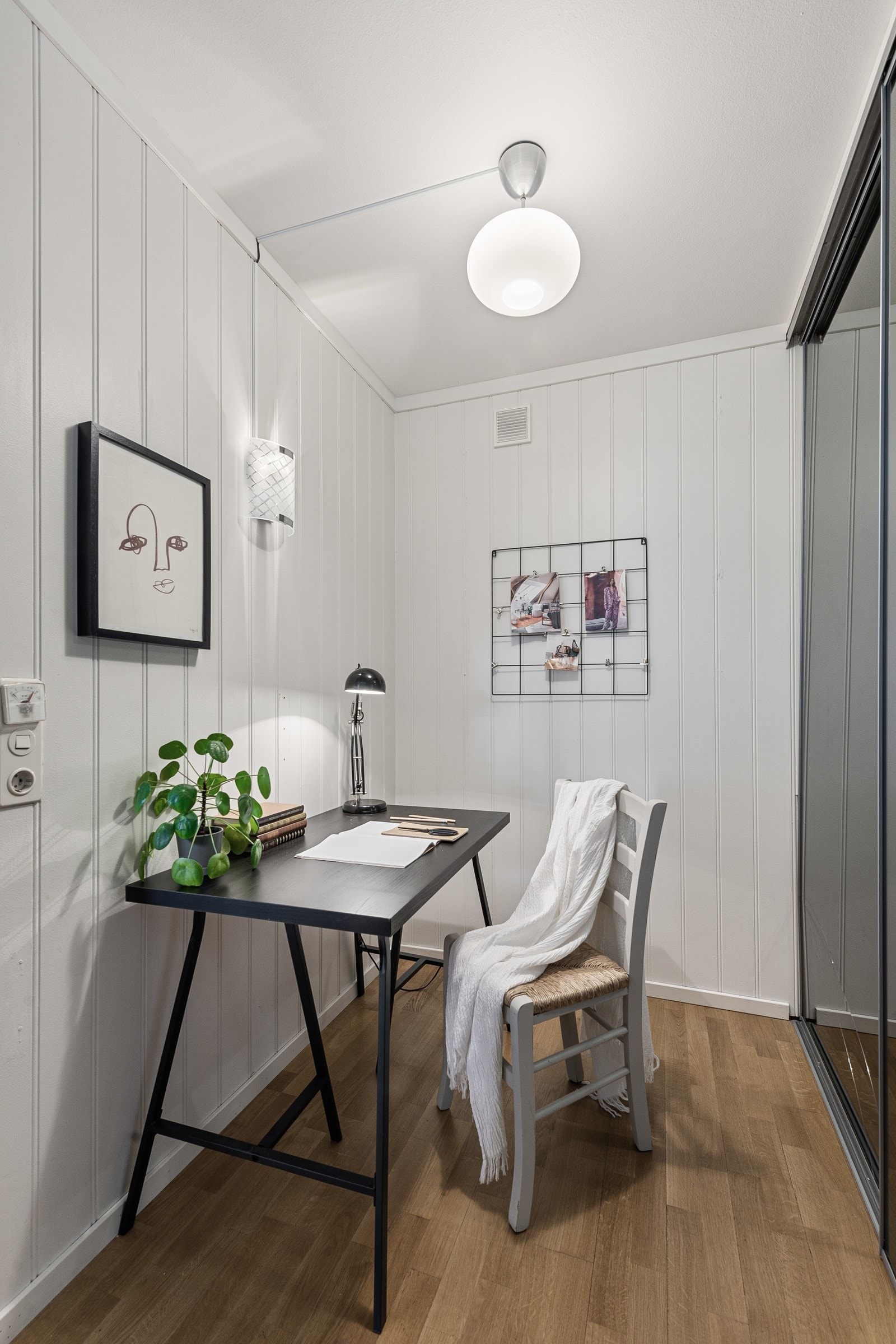 I tillegg til skyvedørsgarderoben er det rom for annet ønsket møblement. Galleribilde