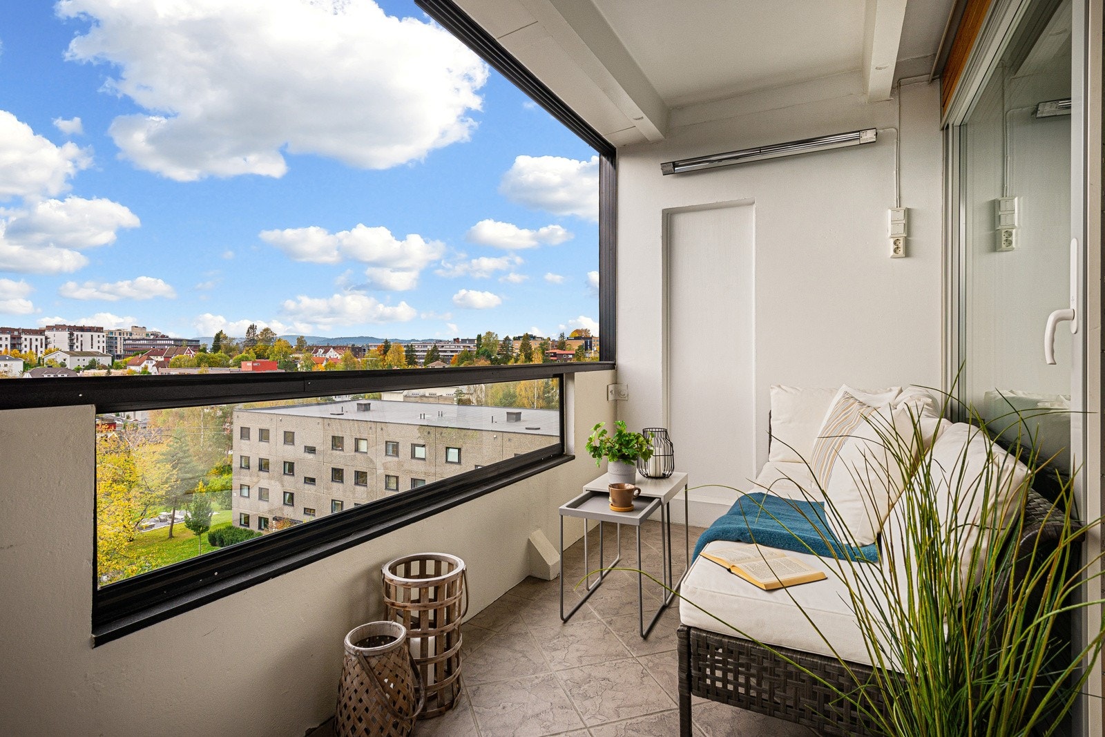 På varme sommerdager kan glassene på balkongen enkelt skyves til siden. Galleribilde