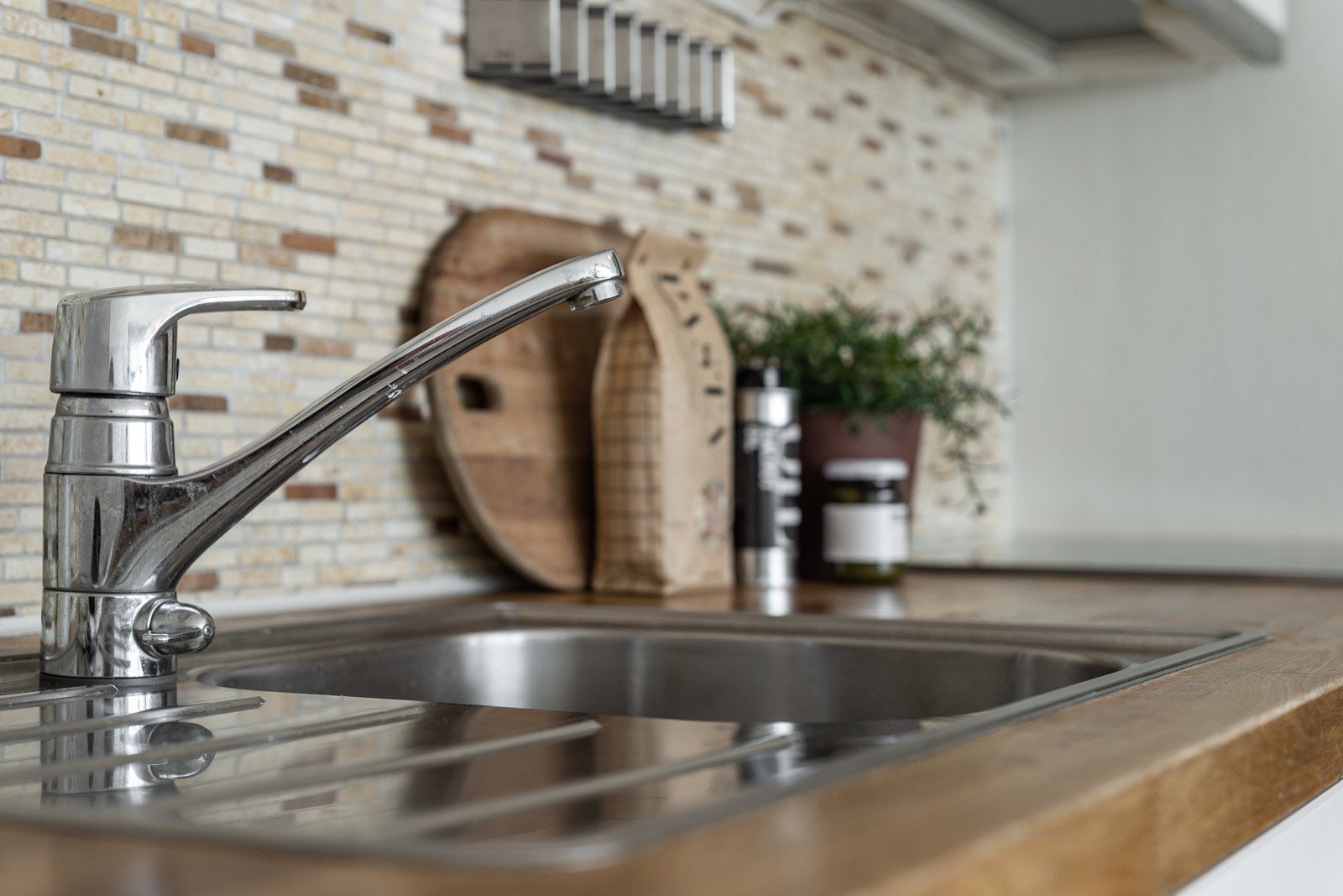 Over kjøkkenbenken er det mosaikkfliser som matcher øvrig interiør. Galleribilde