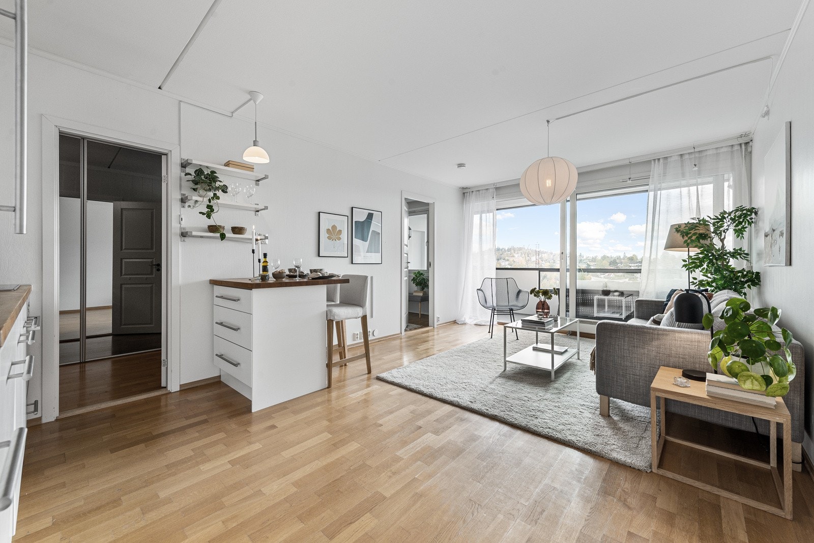 Lys og luftig stue med åpen kjøkkenløsning. Galleribilde