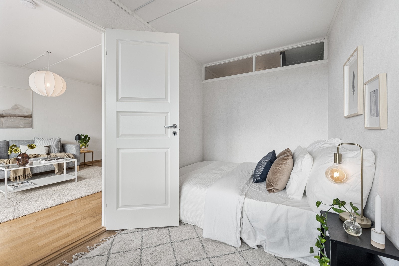 Det innredede rommet ligger på innsiden av soverommet og får naturlig lys via de høyt plasserte vinduene. Galleribilde