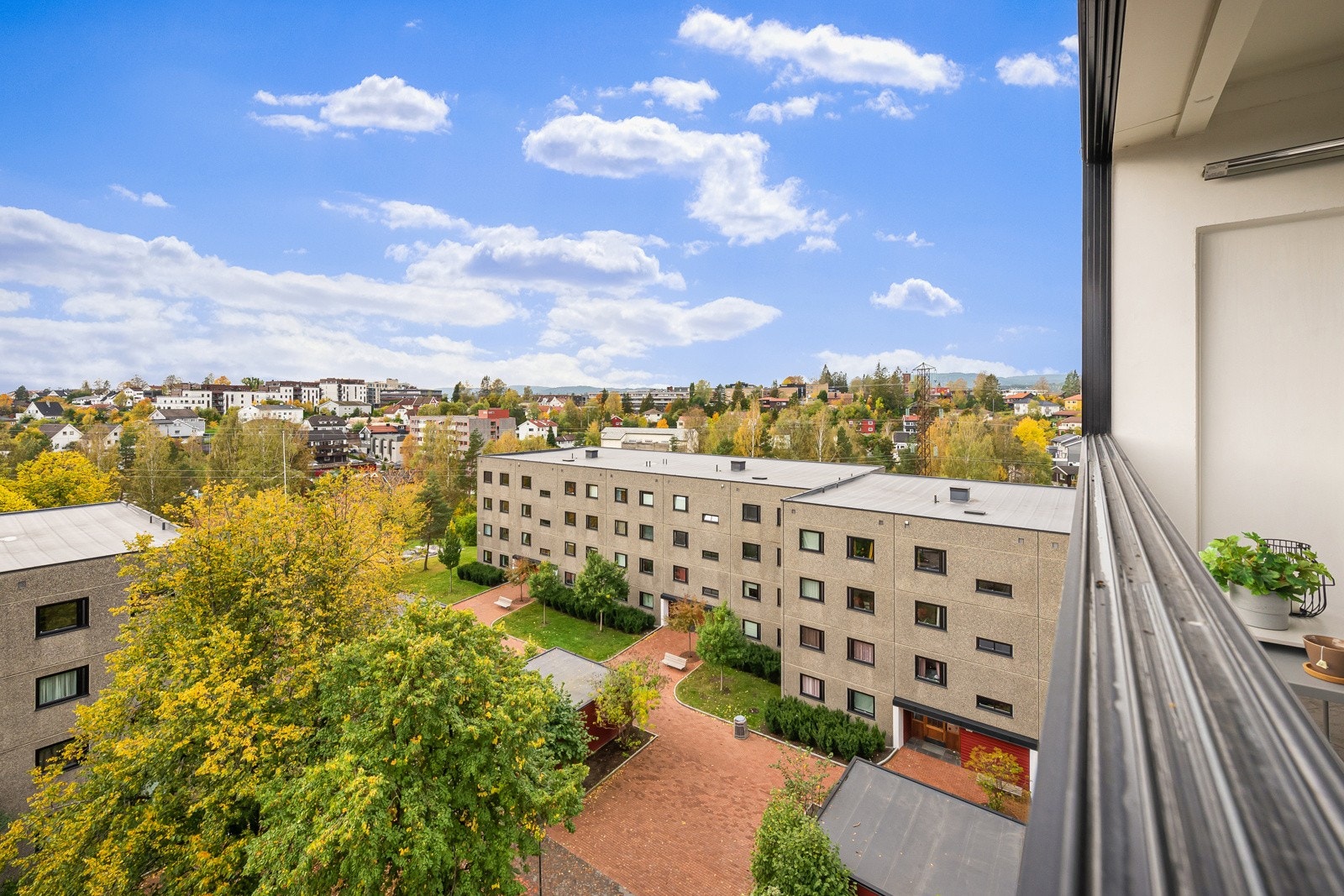 Som en fin forlengelse av stuen har leiligheten en lun, innglasset sørvestvendt balkong på 10 kvm. Balkongen har meget gode solforhold og vidstrakt utsikt. Galleribilde