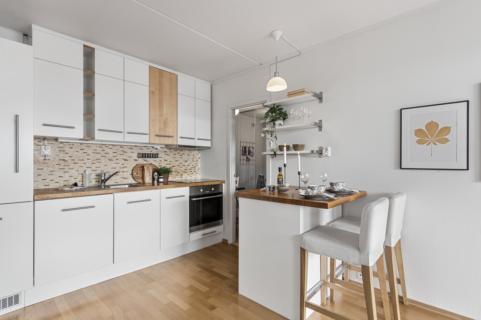 Alle hvitevarer er integrert og består av oppvaskmaskin, stekeovn, platetopp og kjøl/frys. Galleribilde