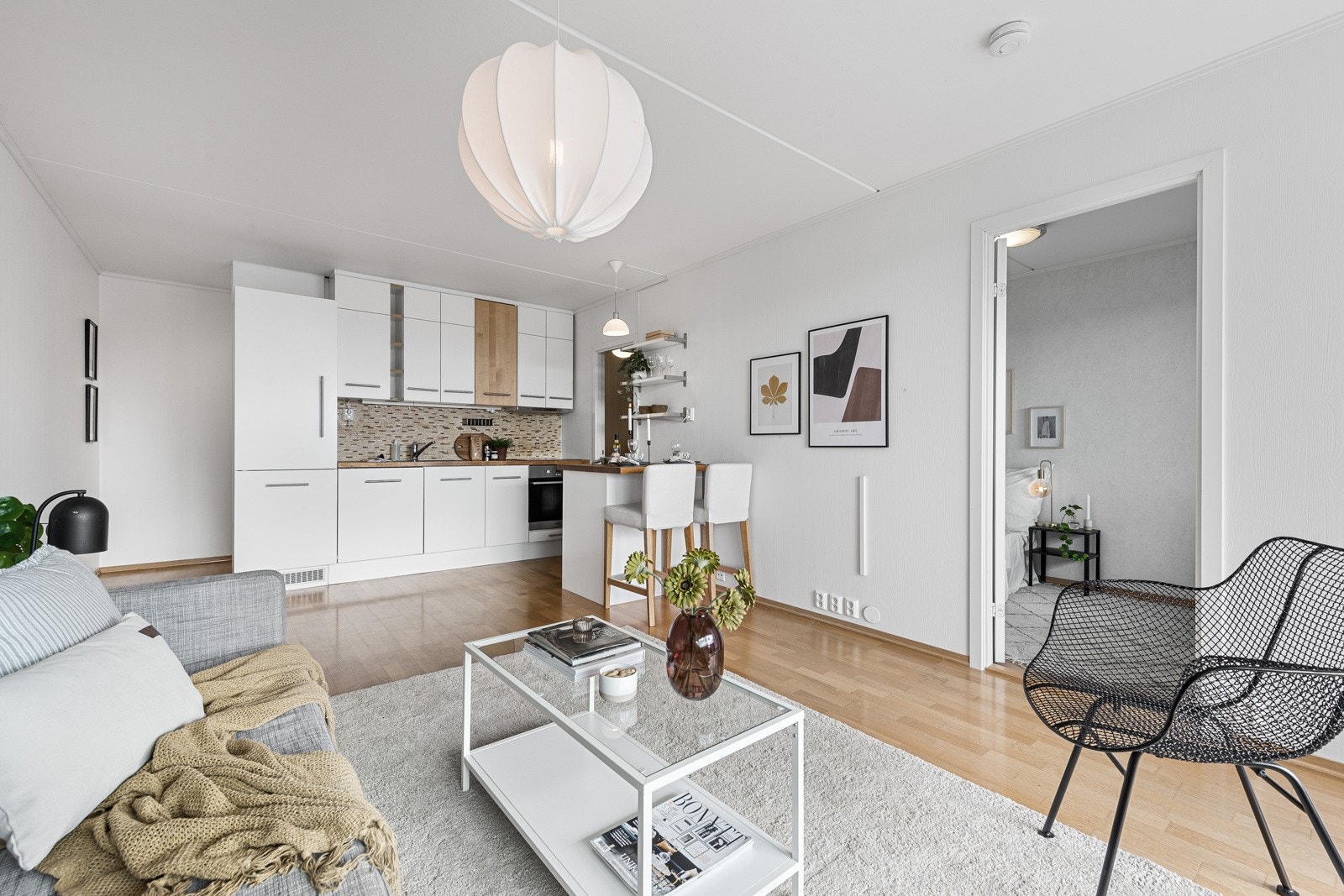 Kjøkkeninnredningen har et stilrent uttrykk med hvite laminatfronter kombinert med heltre eik. Galleribilde