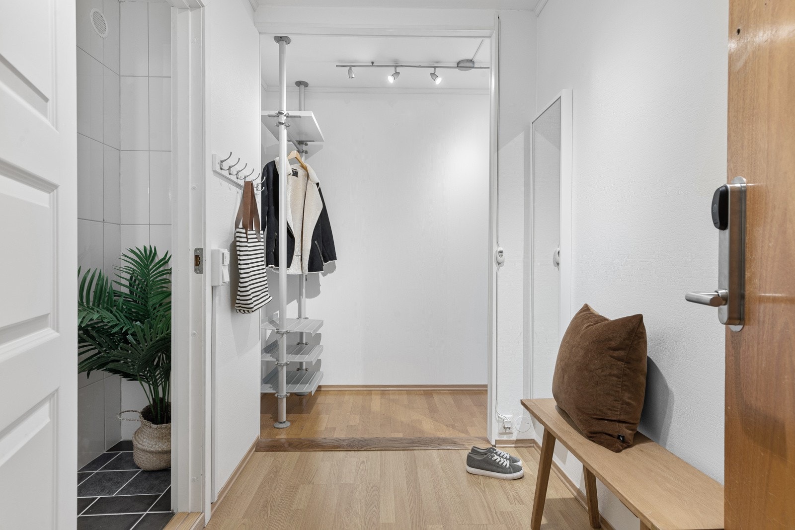 Det er adkomst til etasjeplan via heis, og ytterdøren har kodelås. Galleribilde