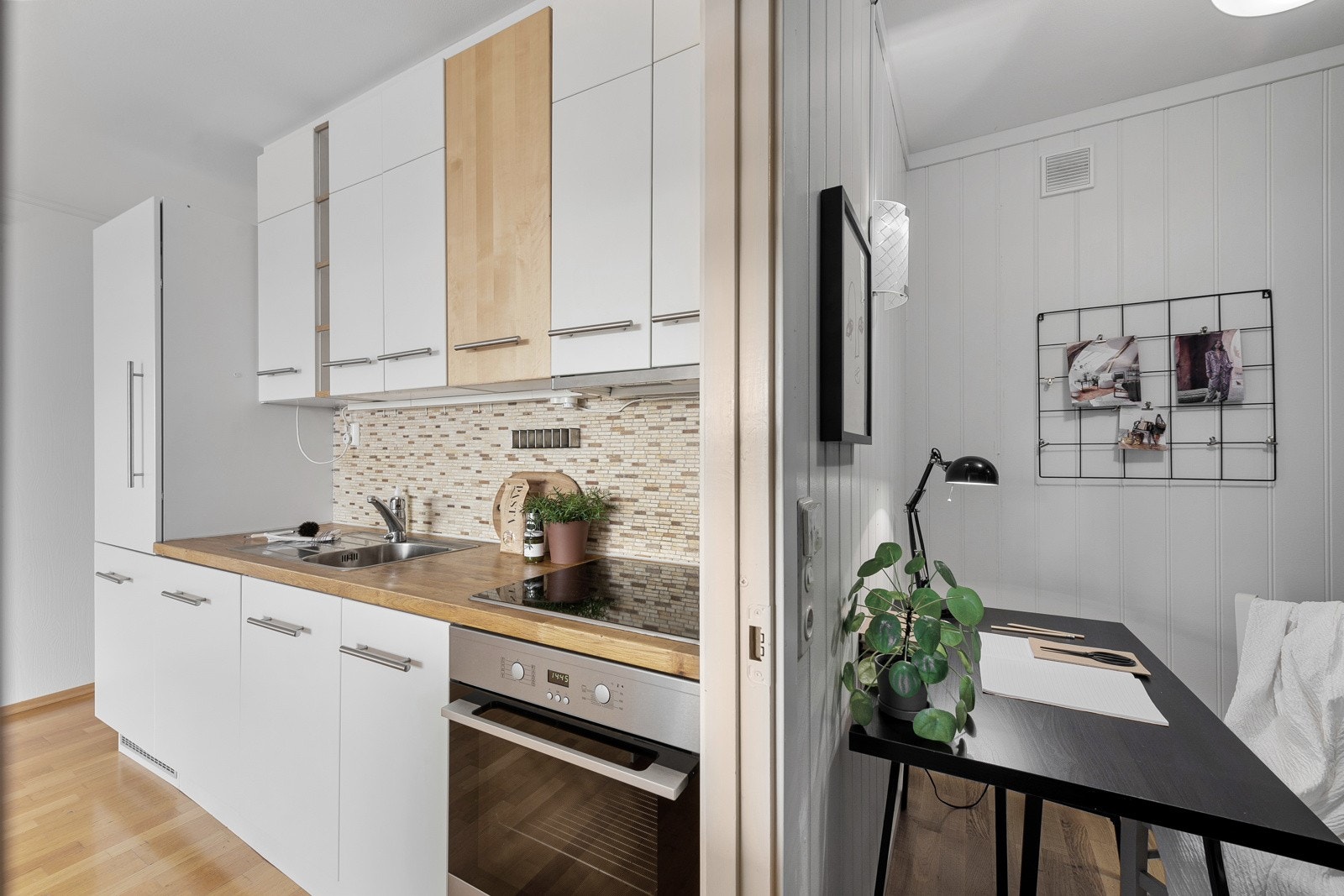 Fra kjøkkenet er det inngang til et innredet rom. Galleribilde