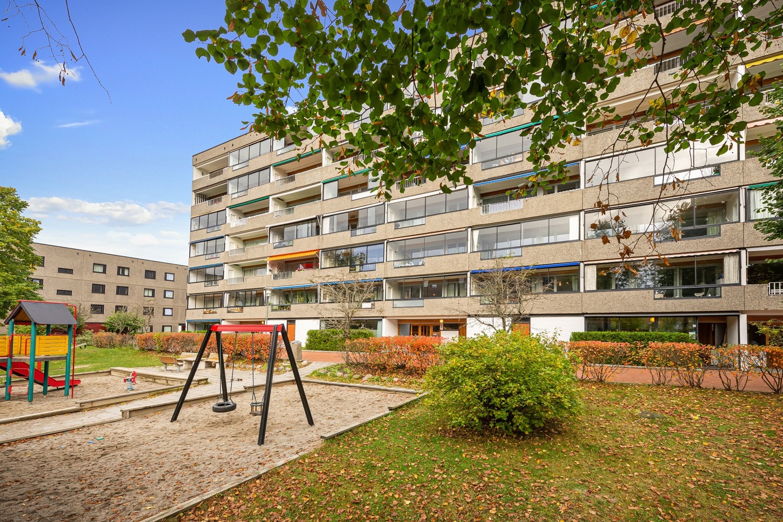 Det følger med en garasjeplass til leiligheten. I tillegg har borettslaget gjesteparkering på tomten. Galleribilde