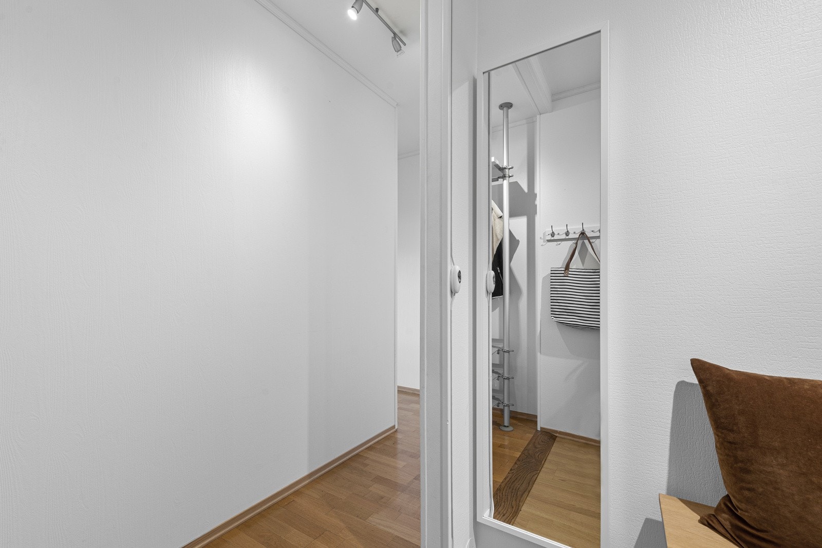 Med både åpen garderobeløsning og knaggrekker i entreen er det god plass til yttertøyet. Galleribilde