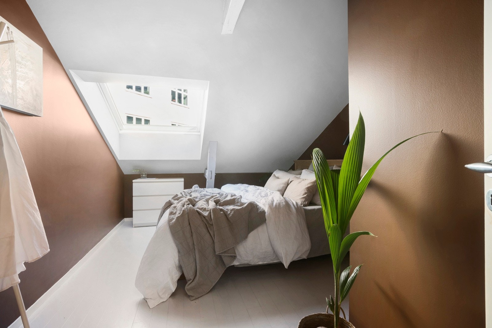 Romslig soverom med god plass til å innrede med dobbeltseng og nattbord. Stort velux takvindu slipper inn rikelig med naturlig lys, samt muligheten for å lufte. Galleribilde