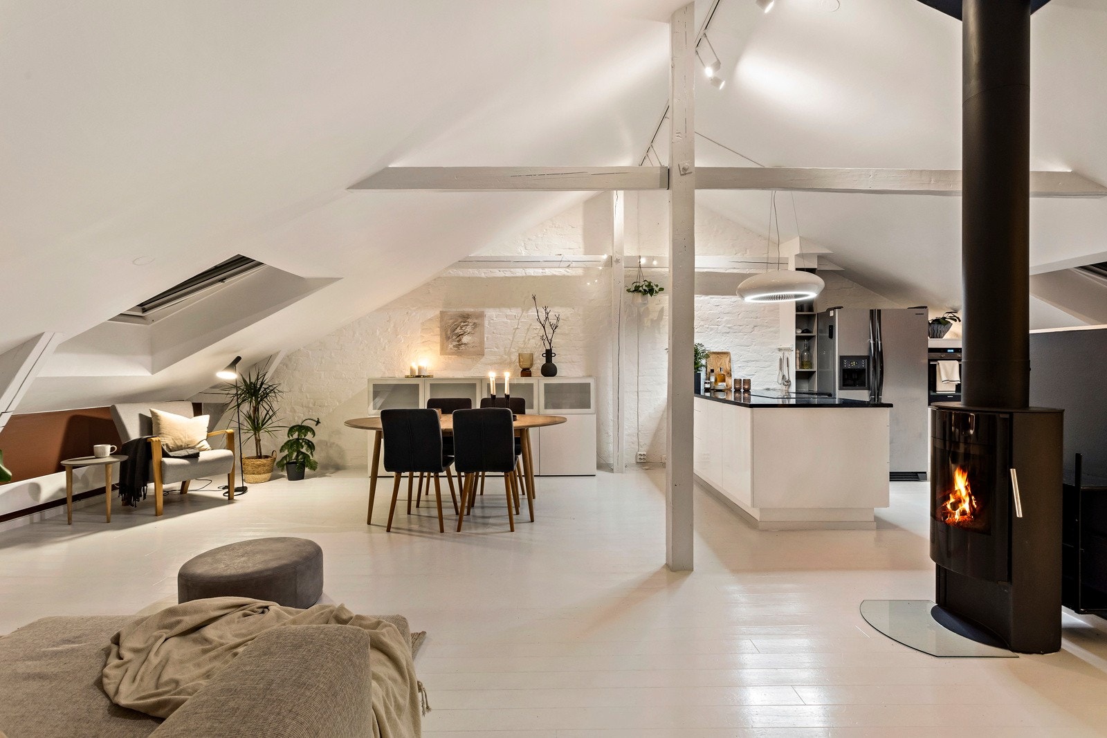 Det er et meget sosialt og romslig rom hvor det er god plass til å etablere flere, naturlige soner i rommet. Galleribilde