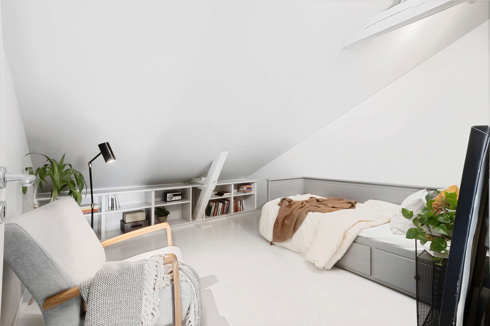 Dette rommet er innredet og brukt som et soverom, men er ikke godkjent for varig opphold på grunn av manglende vindu og er dermed godkjent som bod. Rommet kan benyttes til så mangt etter eget behov og ønske med god plass til innredning. Galleribilde