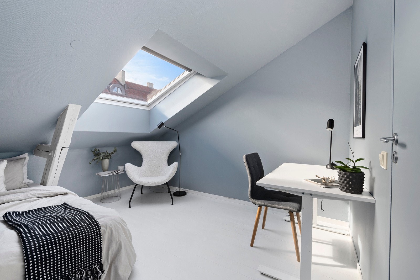 Det perfekte barnerom/gjesterom/kontor finner vi i soverom III som ligger med inngang helt i starten av gangen. Rommet vender ut mot trafikkrolige Agathe Grøndahls gate. Galleribilde