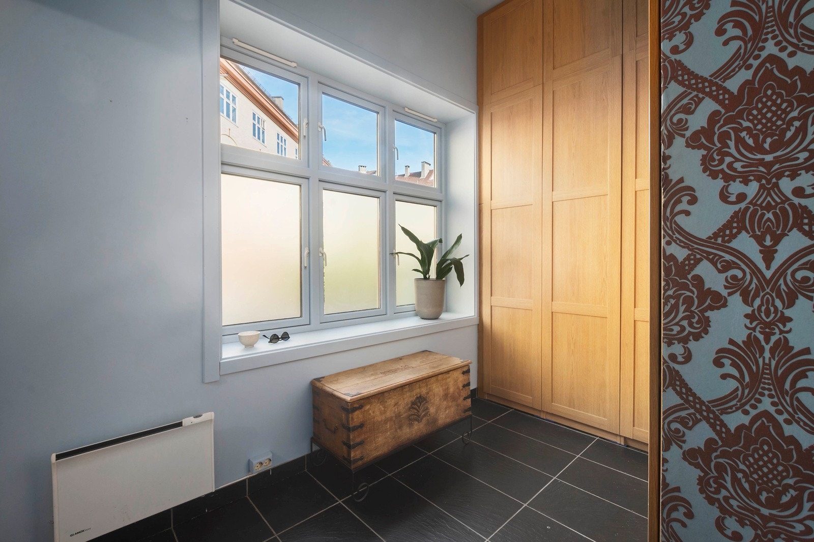 Med fliser i gang er dette perfekt for småbarnsfamilier. Her kommer man rett inn og har muligheten til å henge yttertøy i skapet og sette fra seg vått eller skittent skotøy på flis. Galleribilde