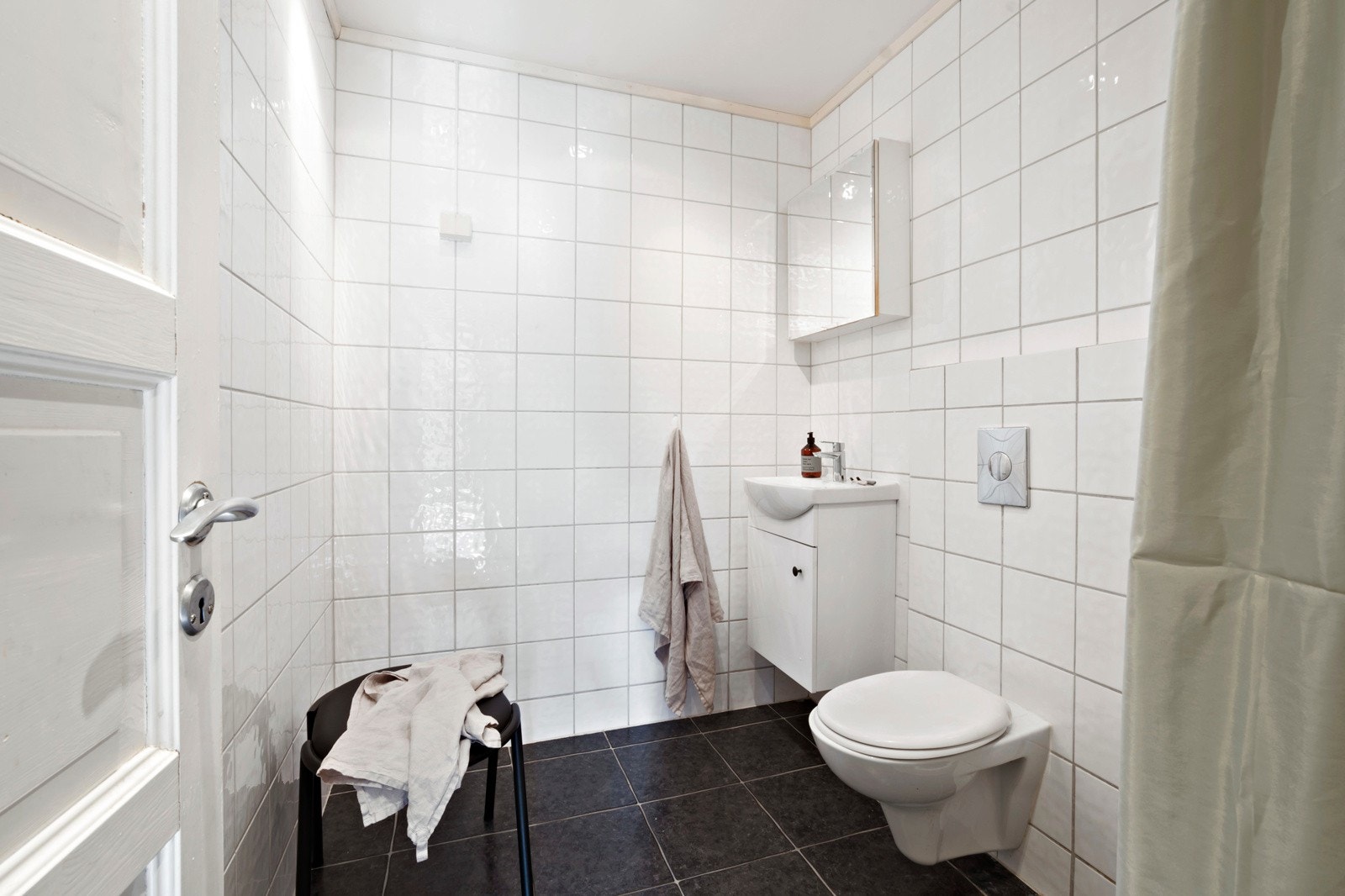 Baderommet ble etablert i 2007 og er flislagt med termostatstyrte varmekabler i gulv. Dusjhjørne består av dusjforheng, sluk (aluminium) og termostatstyrt blandebatteri. Galleribilde