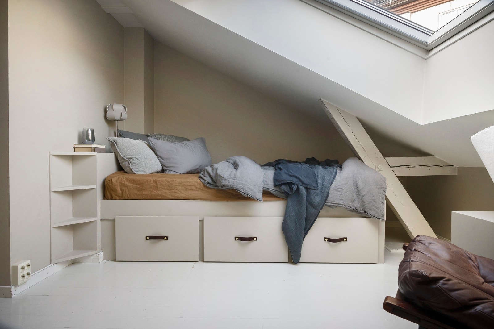 Sengen er plassbygget og malt i samme farge som vegg. Galleribilde