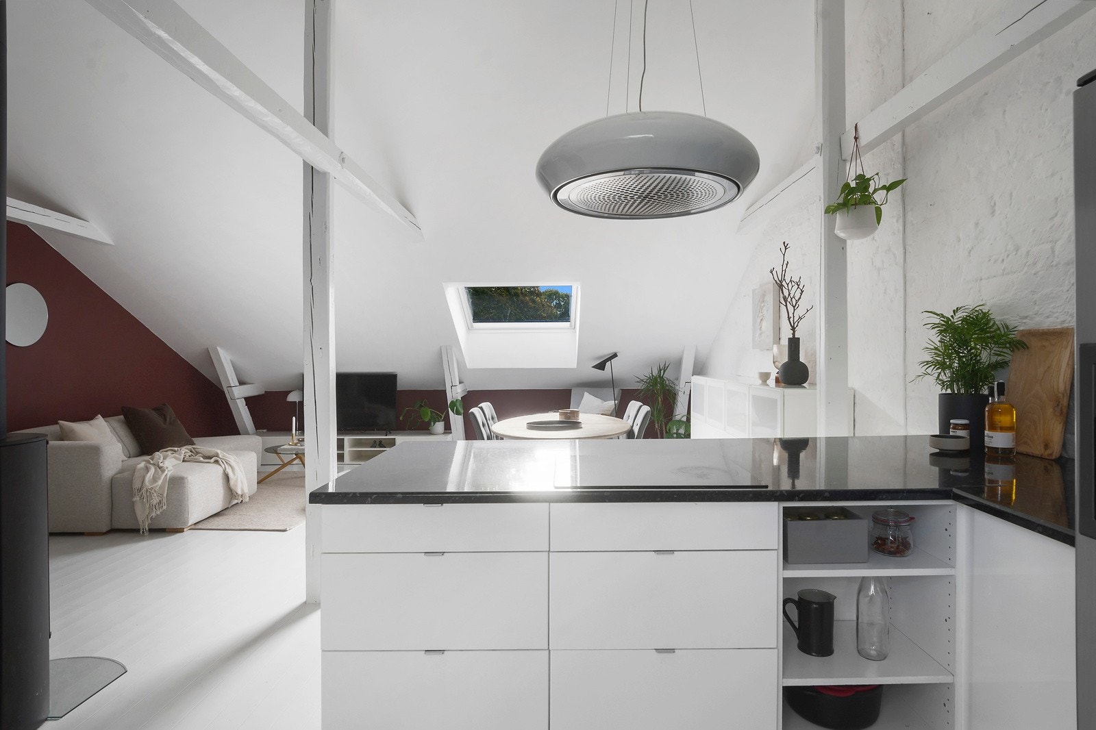 Den store kjøkkenøyen er i samme utførelse og tilbyr flust av ekstra skap- og benkeplass samt en sone hvor gjester kan tilbringe tiden mens man tilbereder maten. Galleribilde