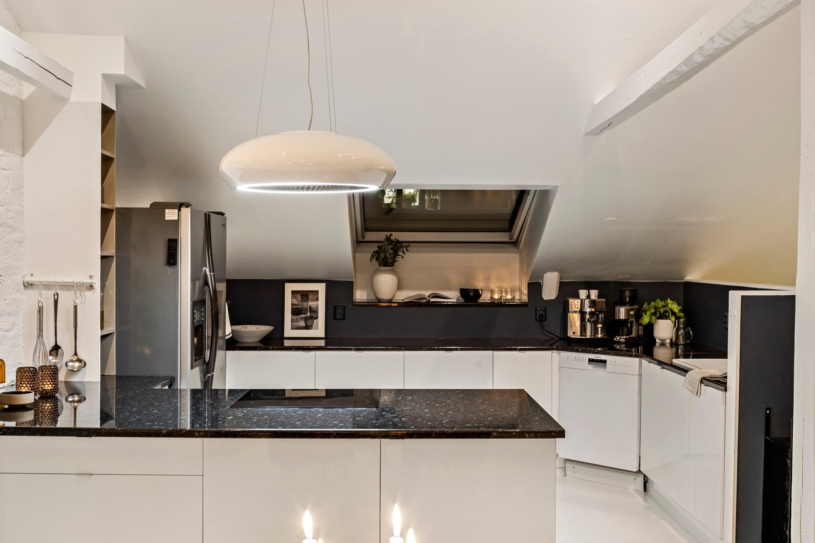 Kjøkkenet har en klassisk og tidløs innredning med glatte fronter. Galleribilde