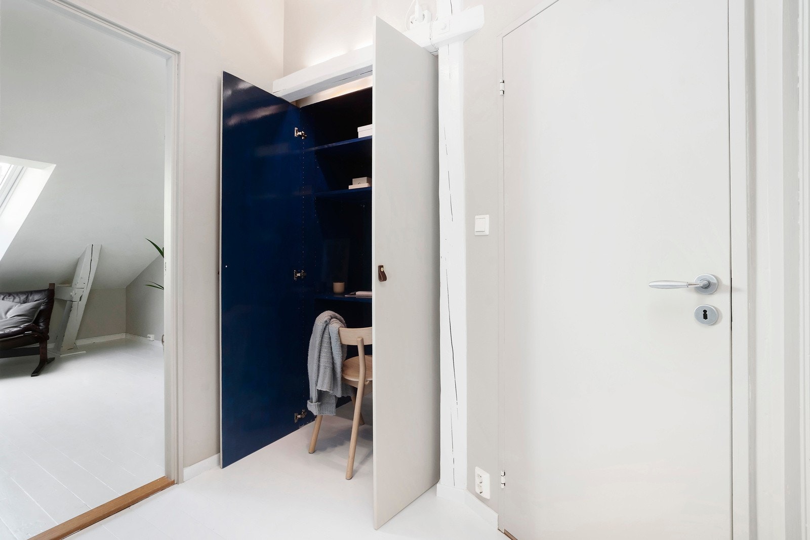 I gangen er det lagt opp til et praktisk hjemmekontor med oppbevaringsmuligheter. Galleribilde