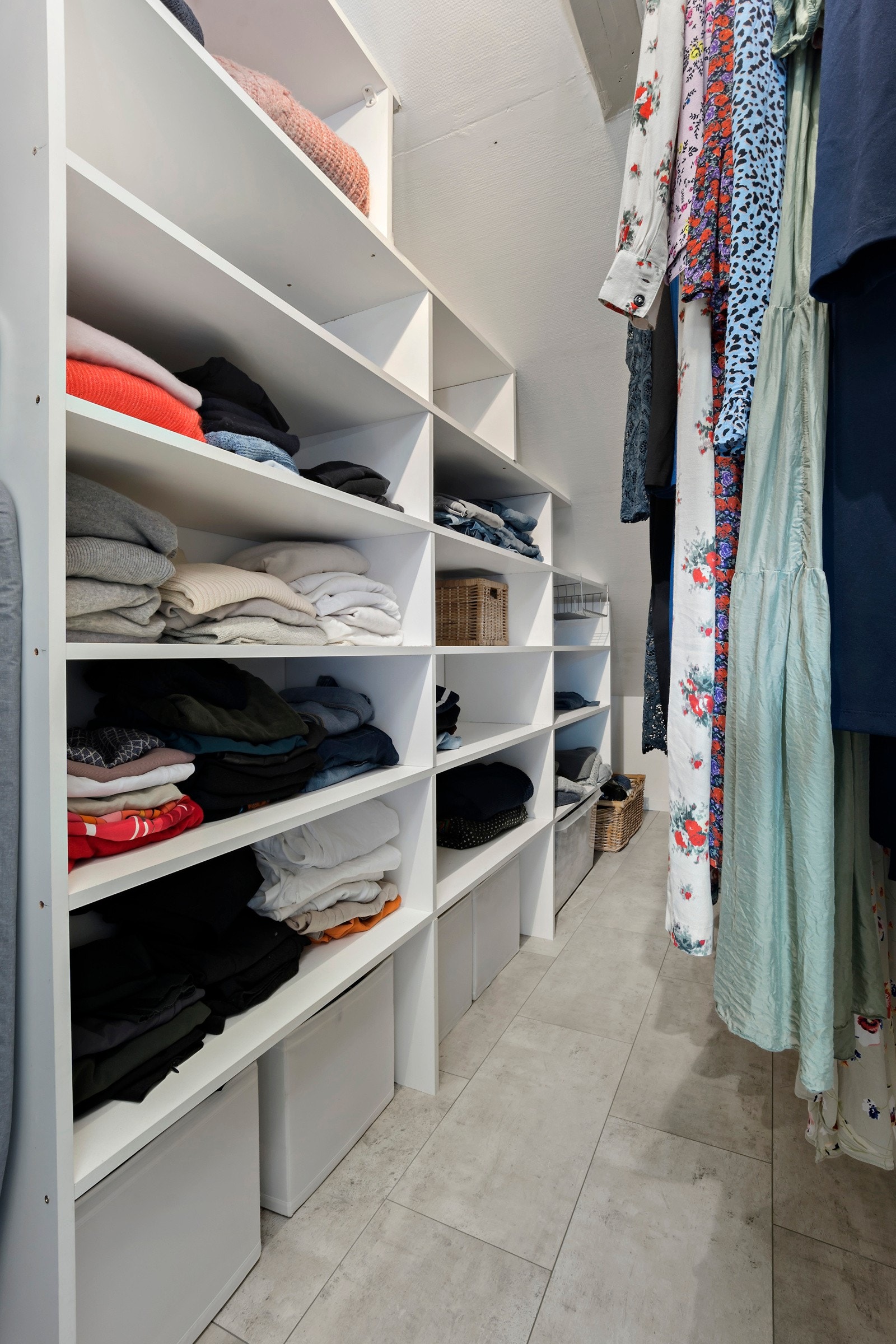 Garderoberommet har en åpen, plassbygd garderobeinnredning hvor det også er plan til å oppbevare diverse artikler. Galleribilde