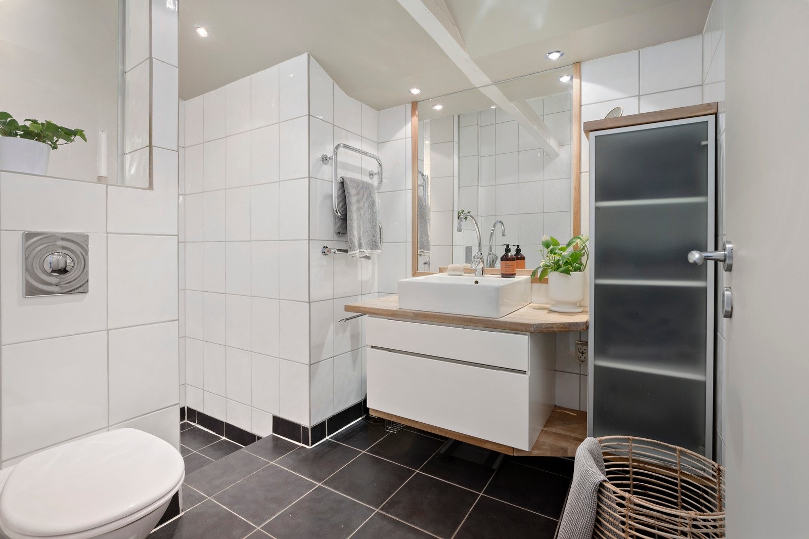 Badet ble etablert i 2005 og inneholder: Åpent dusjhjørne, varmekabler i gulv, veggmontert klosett, veggmontert underskap, servantbolle og høyskap. Galleribilde