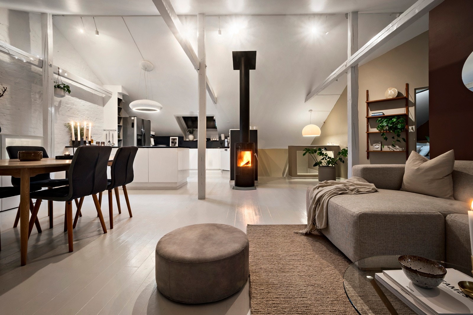 De originale bærebjelkene flyter godt sammen med resten av boligen og bidrar til boligens klassiske preg. Galleribilde