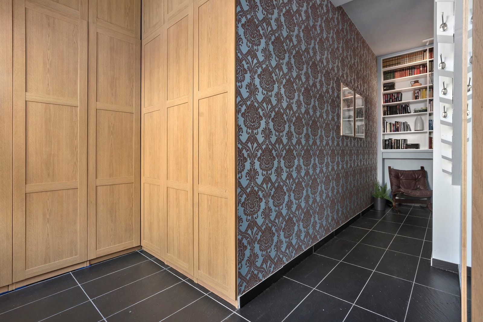 Entréen gir deg virkelig følelsen av å komme inn i et hus med garderobeskapsløsninger fra gulv til tak Galleribilde