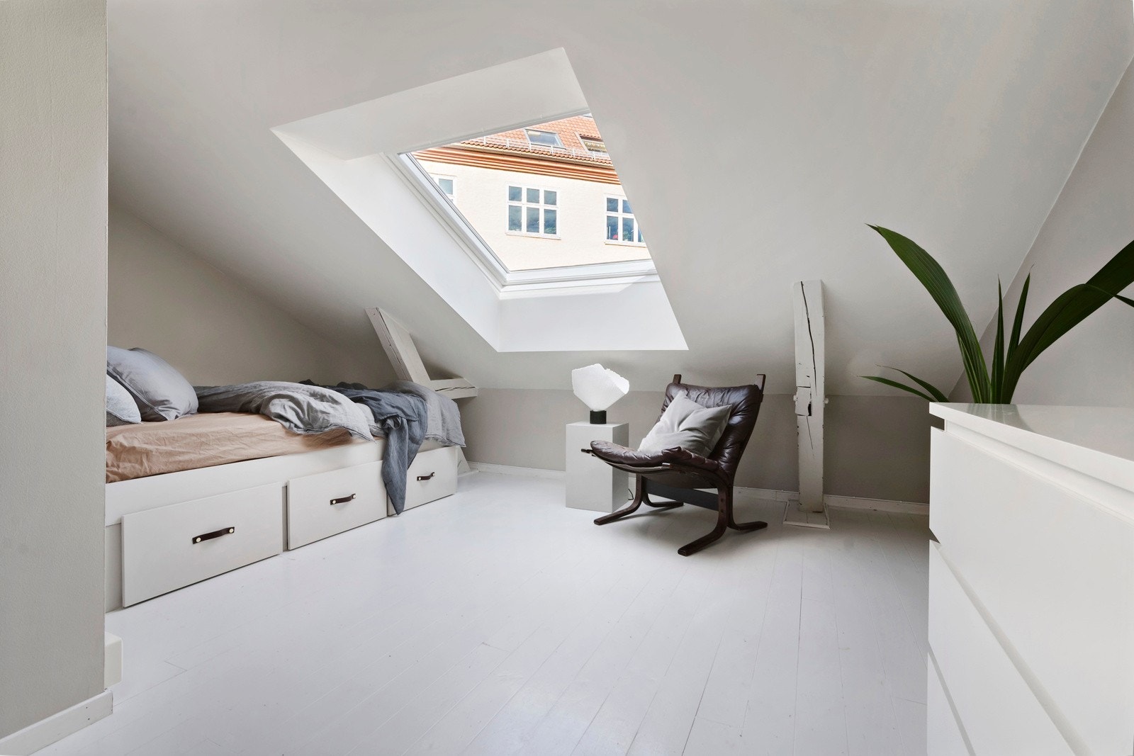 Soverom II vender inn mot gårdsrom og ligger med inngang innerst i gangen. Det er innredet med en smart seng med plassbygde skuffer for oppbevaring under seng. Galleribilde