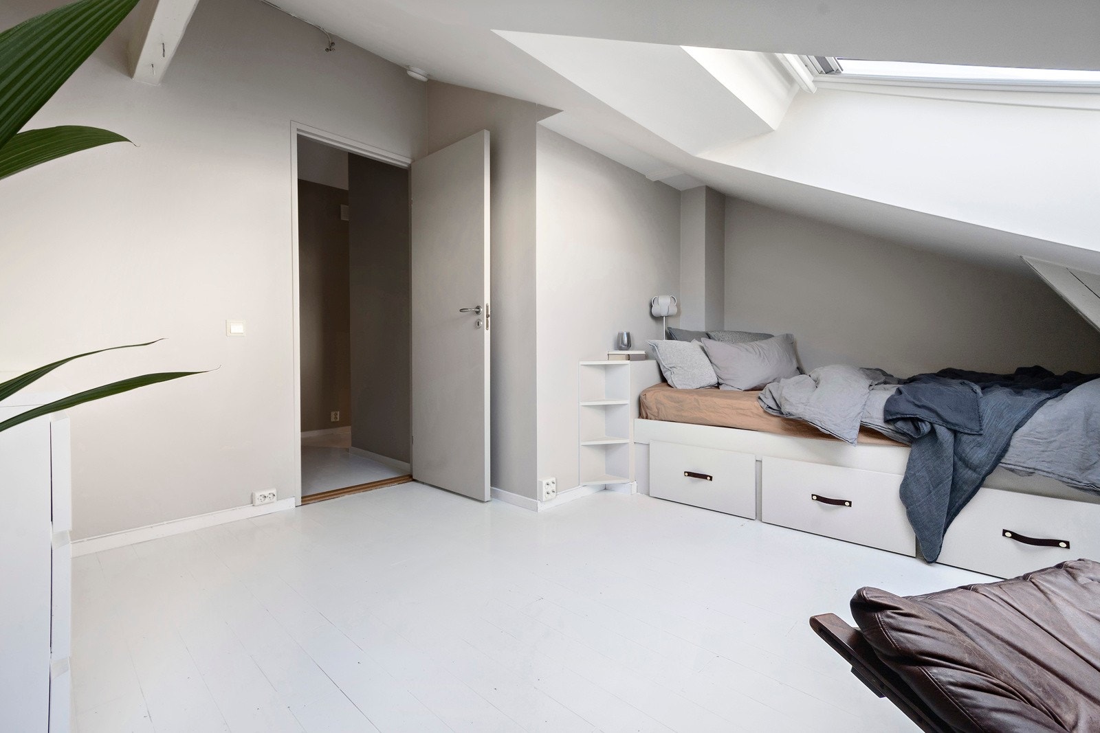 Det er plass til å etablere garderobeløsninger i rommet om ønskelig. Rommet egner seg fint som barnerom/gjesterom/kontor, men er av god nok størrelse til også å kunne passe til større barn/ungdom. Galleribilde