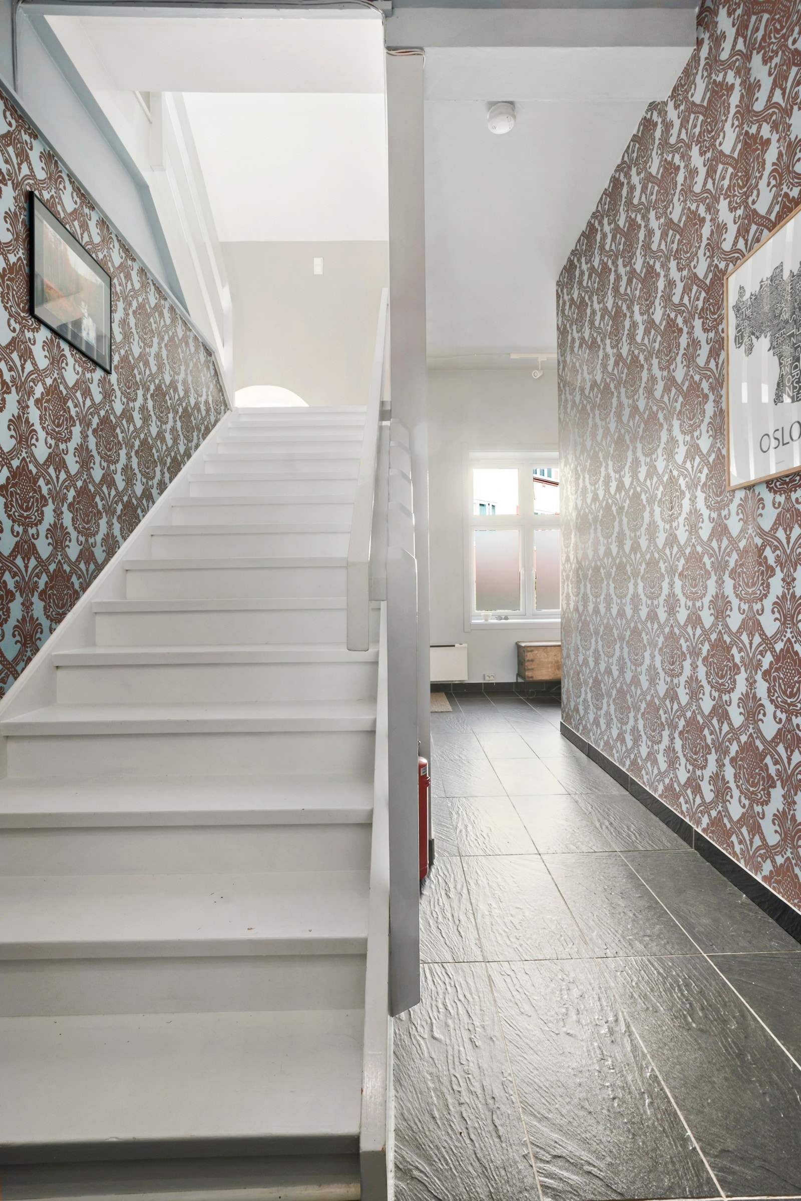 Trappen er klassisk og bred med smarte løsninger som opbevaring i knevegg fra trapp. Galleribilde