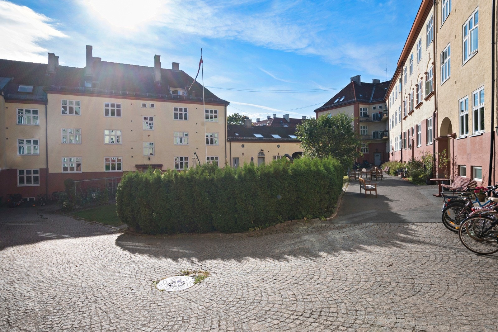 Arkitektene av Torshovbyen var opptatt av å utforme store parklignende gårdsrom etter engelsk modell, hvilket har blitt et kjennetegn for populære "Torshovgårder" Galleribilde