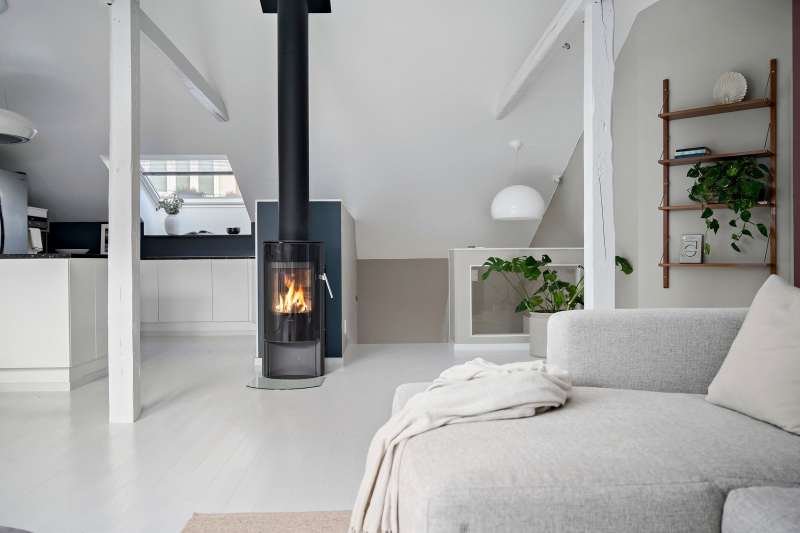 Tilkoblet frittstående peisovn for vedfyring i stue, opplyst å være installert i 2012. Glassplate på gulv foran ildsted (gnistfanger). Galleribilde