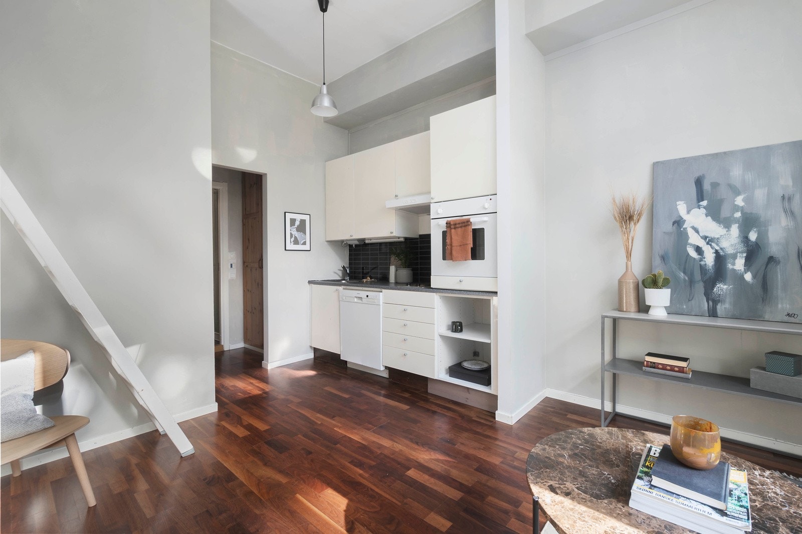 Det er plass til å innrede med en liten spisesnoe samt sofasone med tilhørende mediemøblement om ønskelig. Galleribilde