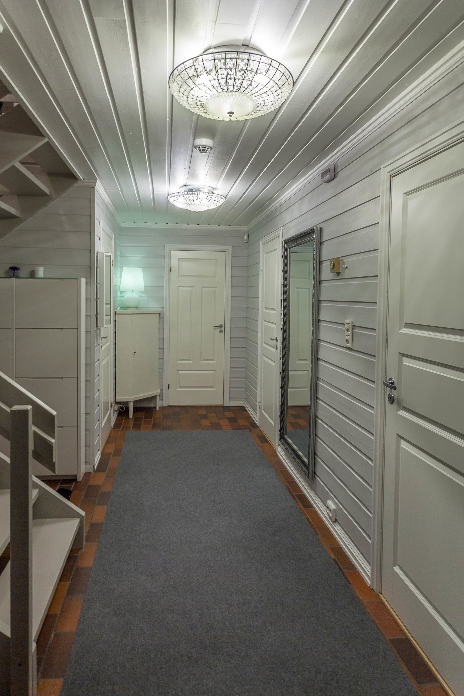 Hall med praktiske oppbevaringsløsninger.