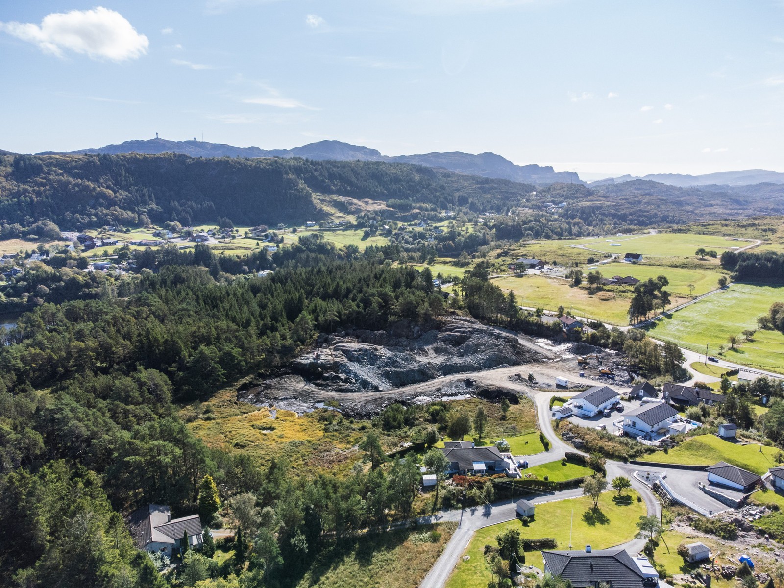 Tomtene får flott sørvendt beliggenhet med ypperlige solforhold fra morgen til kveld.