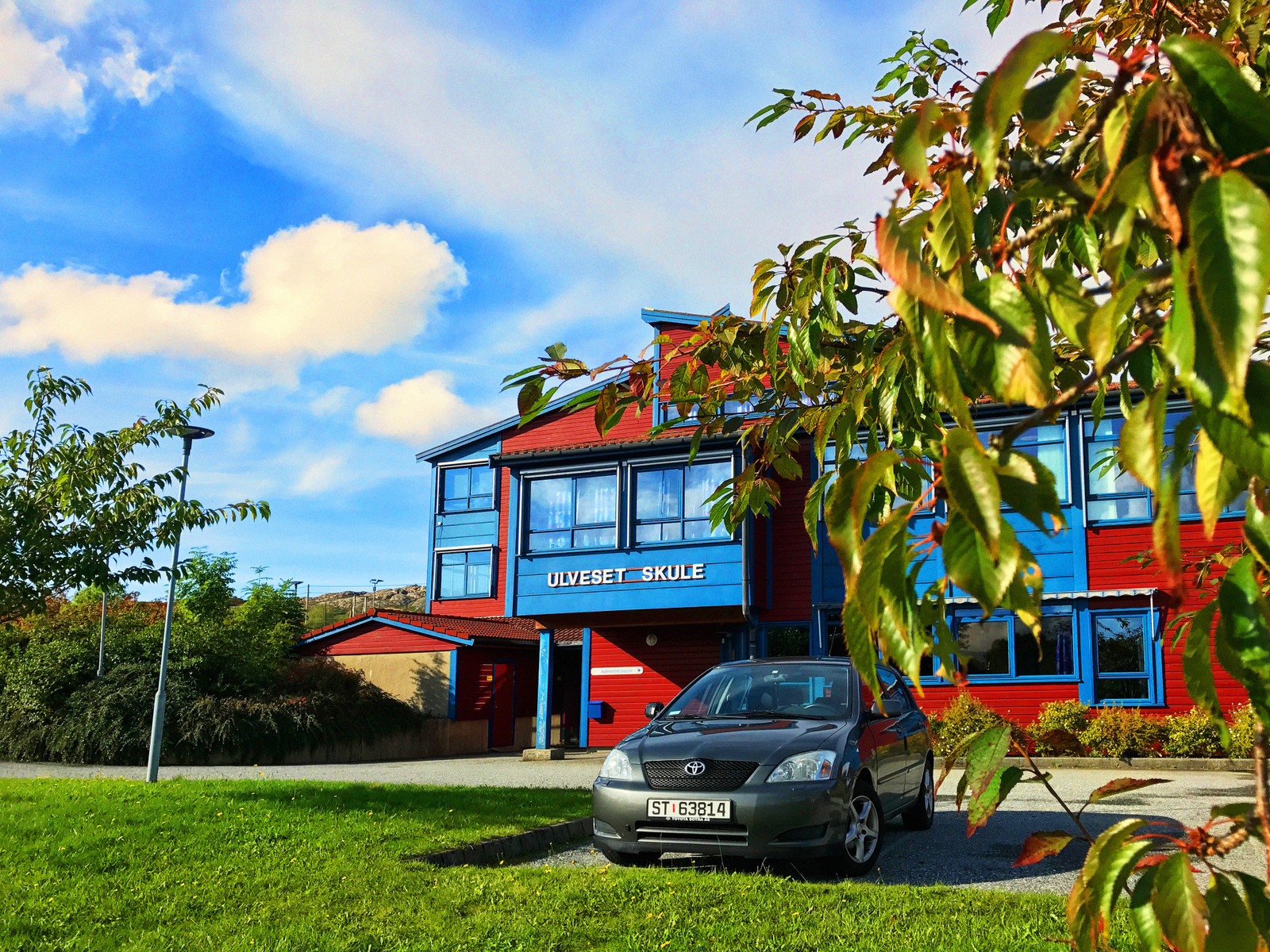 Du har flere barnehager og barneskole på Ulveset kun 3 minutters kjøretur fra feltet, samt ungdomsskole og videregående skole innen 15 minutters kjøring, på Ågotnes, Bildøy og Straume.