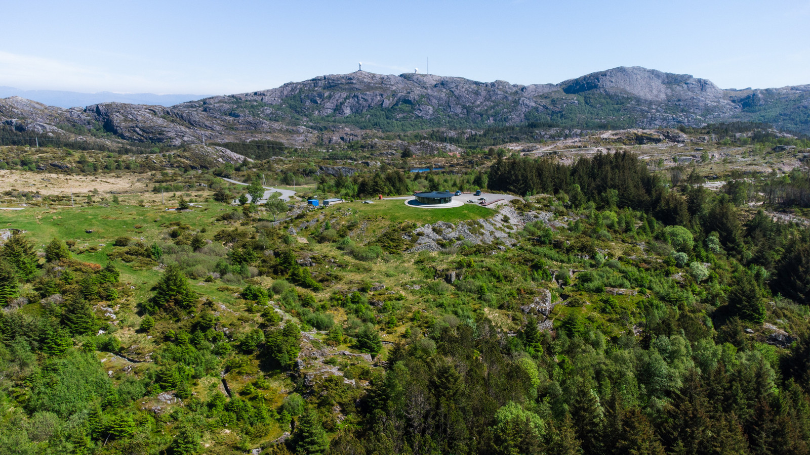 ...Liatårnet, Sotras høyeste fjell med sine 341 meter over havet, samt et nettverk av turstier med nydelig utsikt mot storhavet i vest og byfjellene i øst.