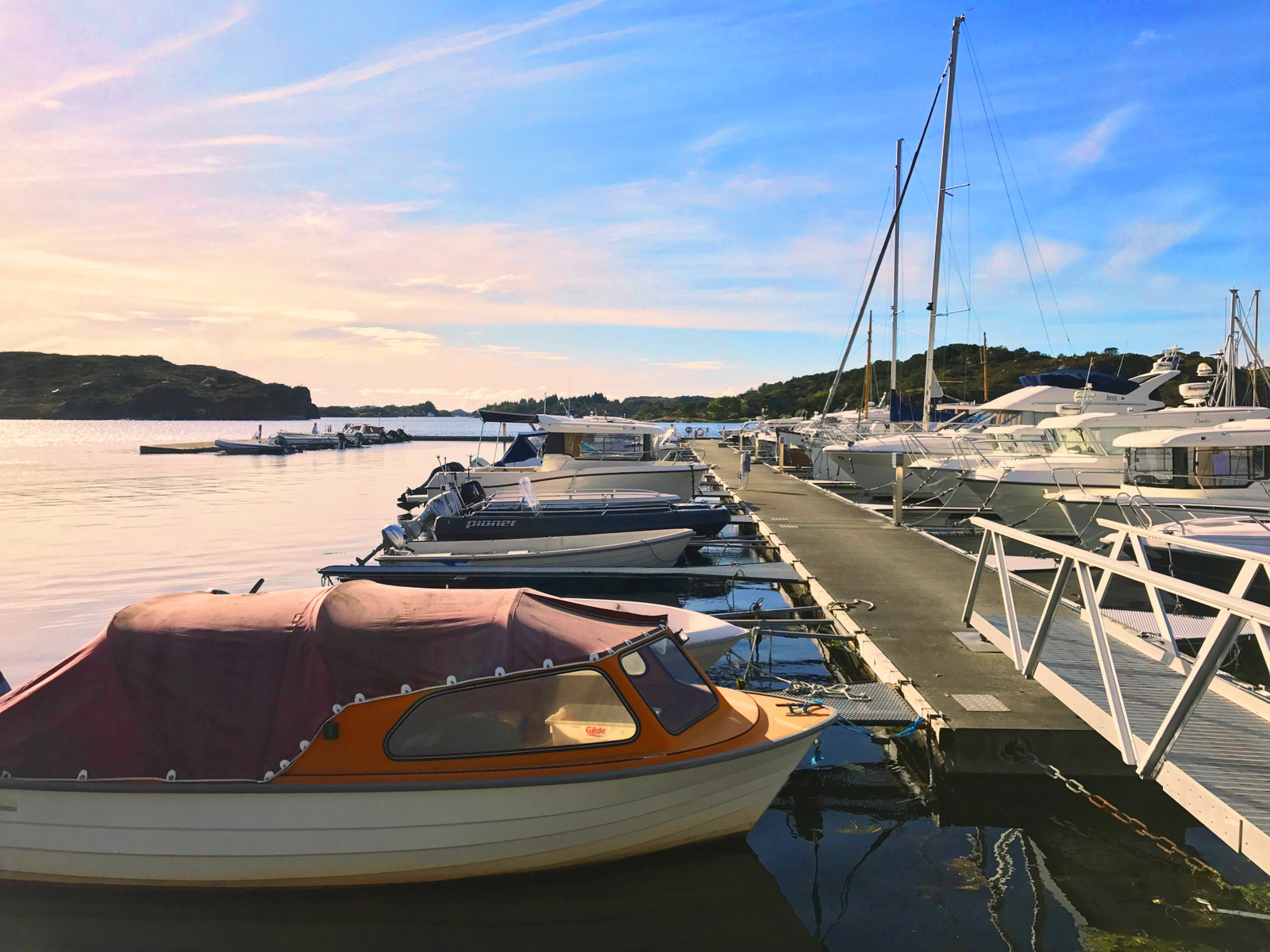 På Møvik kai er det muligheter for å leie båtplass i marina (ca. 7 minutters kjøring).