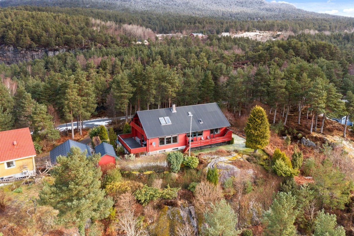 Eiendommen ligger fint til i landlige omgivelser like ved Rysjedalsvika kai Galleribilde