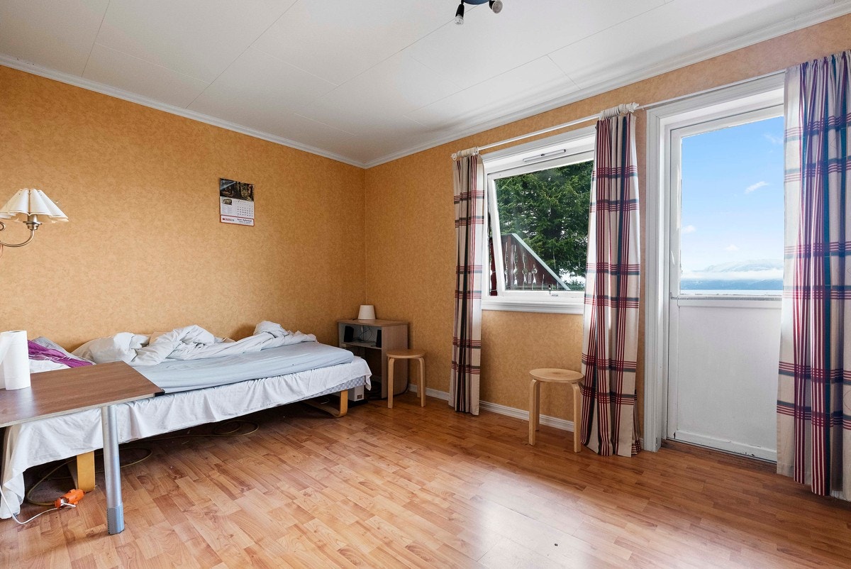 Soverom - Boligen er i dag innredet med i alt 9 soverom fordelt på tre etasjer Galleribilde