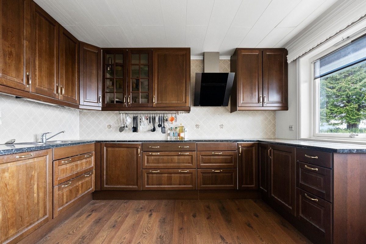 Innredningen er av god størrelse med godt med skap- og benkeplass Galleribilde