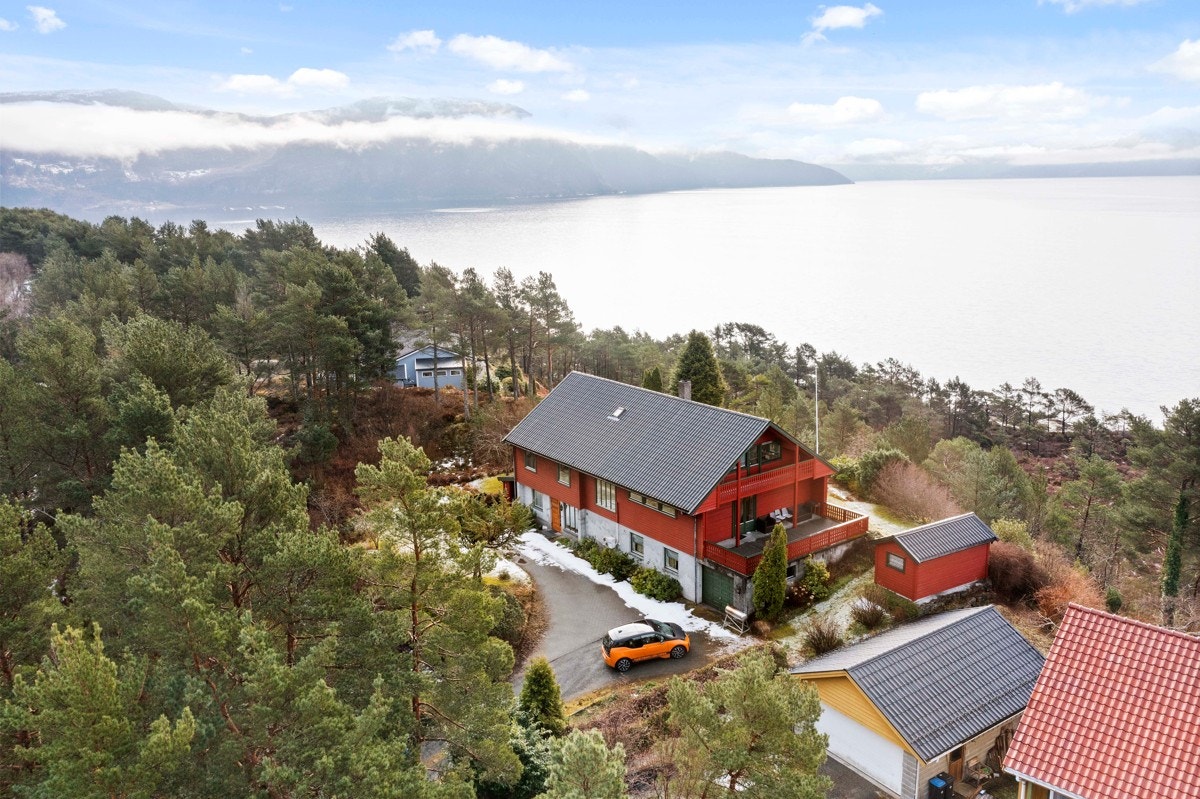 Boligen ligger like ved Sognefjorden i sør Galleribilde