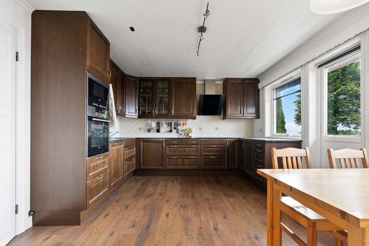 Kjøkken på hovedplan med integrerte hvitevarer Galleribilde