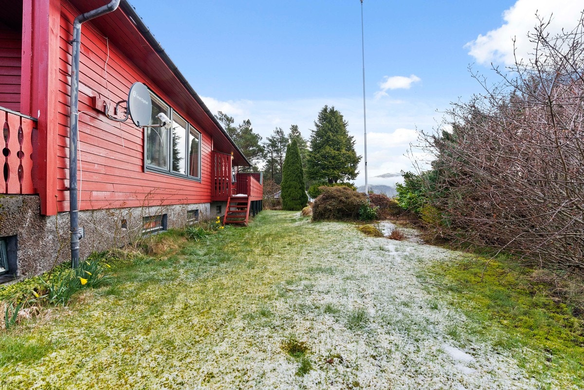 Mot sør er det opparbeidet hage med plen og div. beplantning / naturtomt Galleribilde