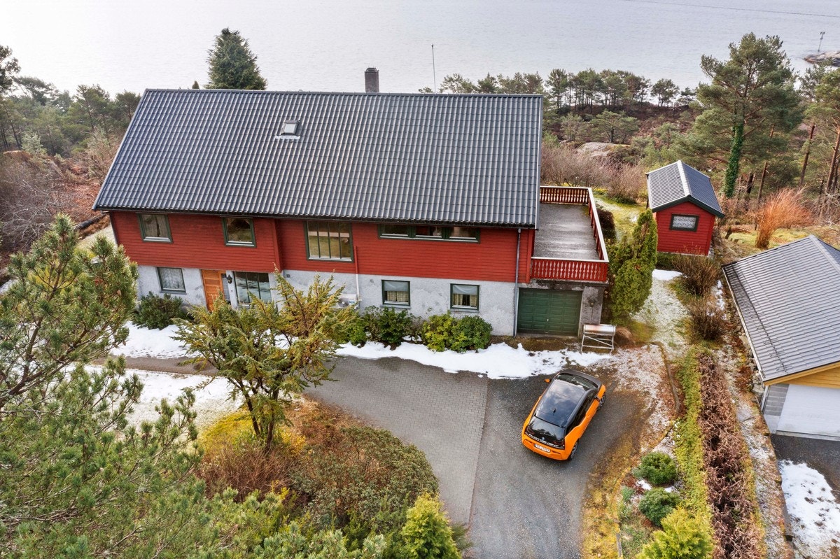 Tomta er opparbeidet med gruslagt tilkomstvei og tunplass, hage med grøntarealer og div. beplantning Galleribilde