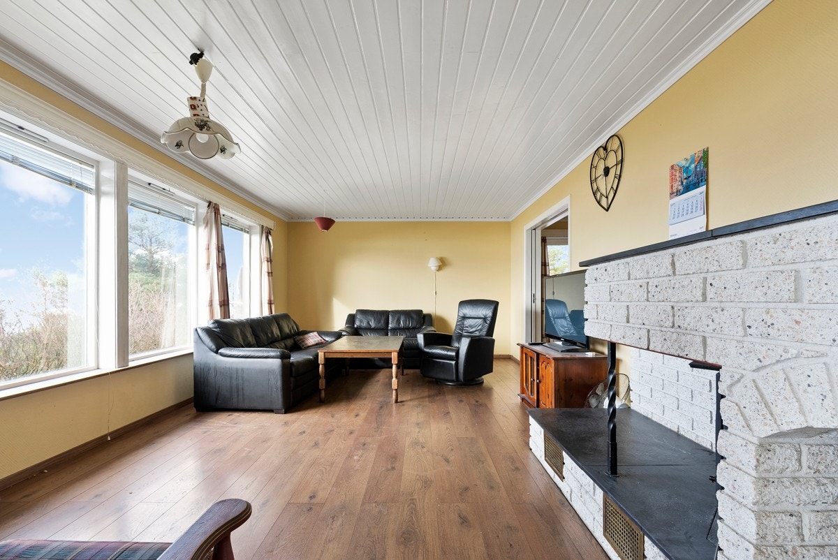 1 av 2 stuer på hovedplan - denne med vindu mot sør med utsikt over fjorden Galleribilde