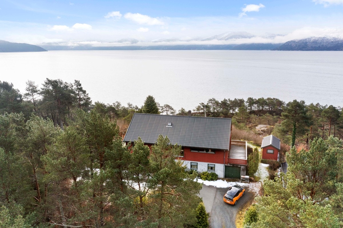 Flott utsikt over fjorden mot sør - Det er gode solforhold med sol hele året Galleribilde